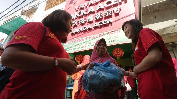 Umat Budha Bagi-Bagi Takjil